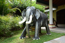 Elefanten am Eingang zu Haupthaus und Suite